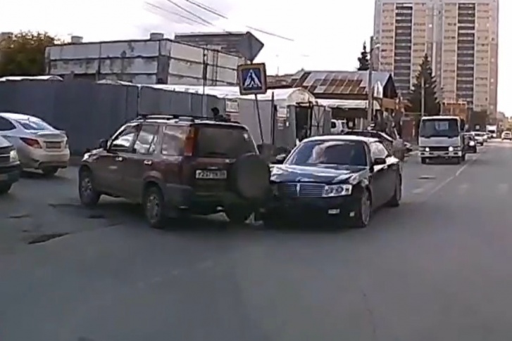 Удар в самый последний момент в заднее крыло Удар в самый последний момент в заднее крыло