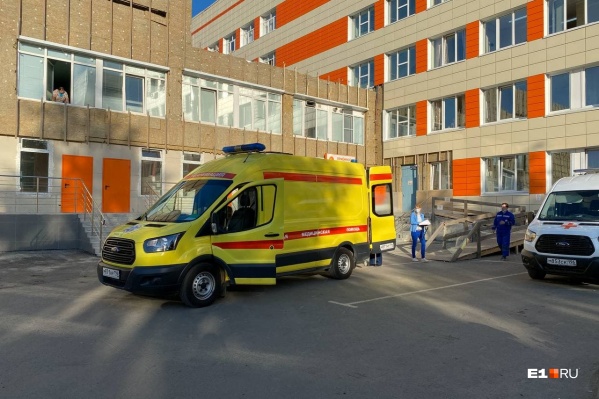 Мальчика на вертолете доставили в детскую больницу № 9 в Екатеринбург Мальчика на вертолете доставили в детскую больницу № 9 в Екатеринбург