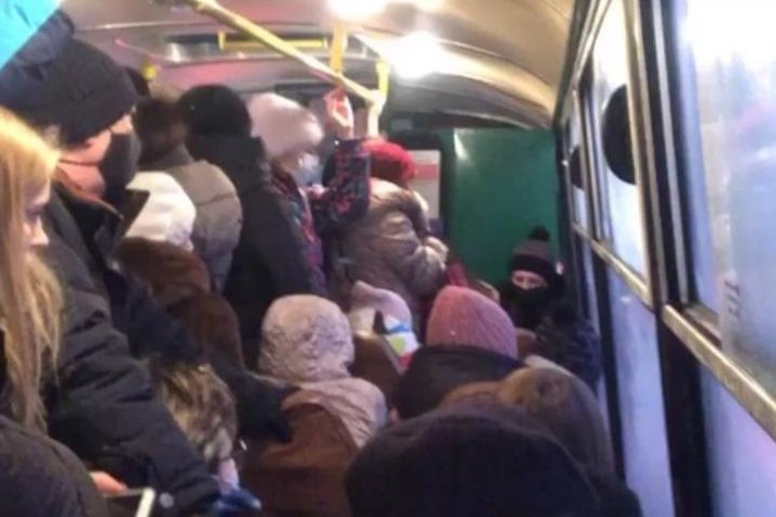 Давка стала нормой в автобусах, которые утром едут из Академического Давка стала нормой в автобусах, которые утром едут из Академического