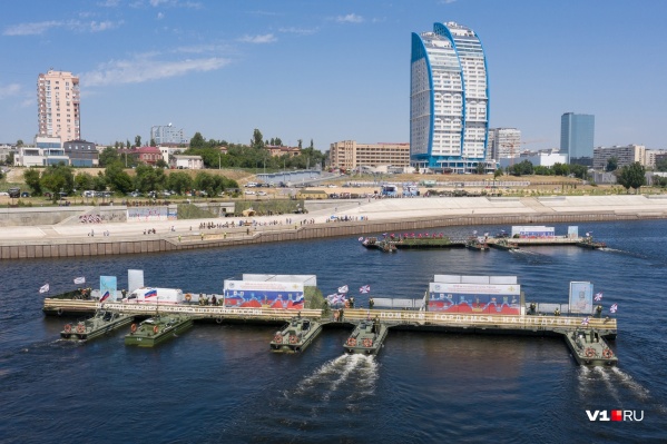 Понтоны пришвартовались на берегу Волги у «Волжских парусов» Понтоны пришвартовались на берегу Волги у «Волжских парусов»