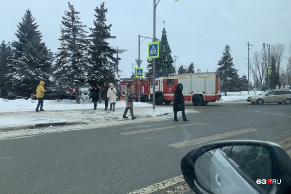 Пожарные машины подъехали вплотную к «белому дому» Пожарные машины подъехали вплотную к «белому дому»