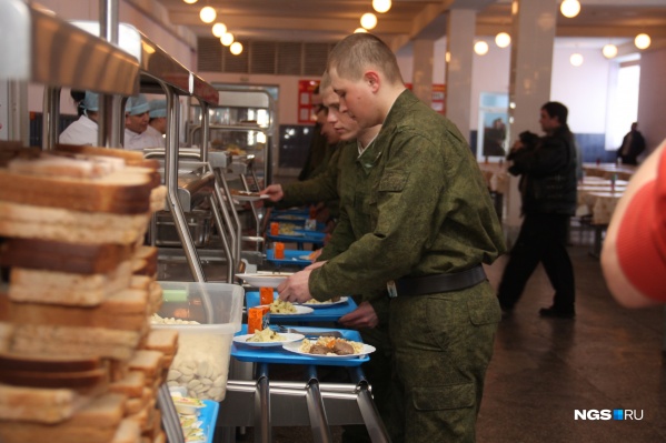 Солдатам хотят отправить в подарок такие продукты, как сгущенка, шоколад, кофе Солдатам хотят отправить в подарок такие продукты, как сгущенка, шоколад, кофе 