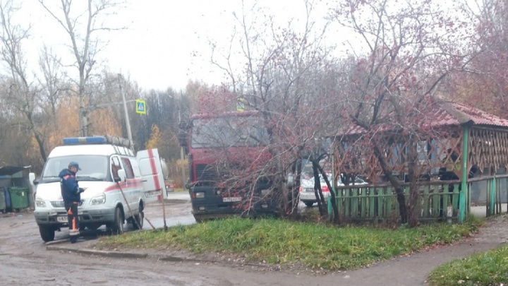 «Его намотало на колесо»: очевидцы рассказали, что было на месте ДТП в Ярославле, где МАЗ насмерть сбил мужчину