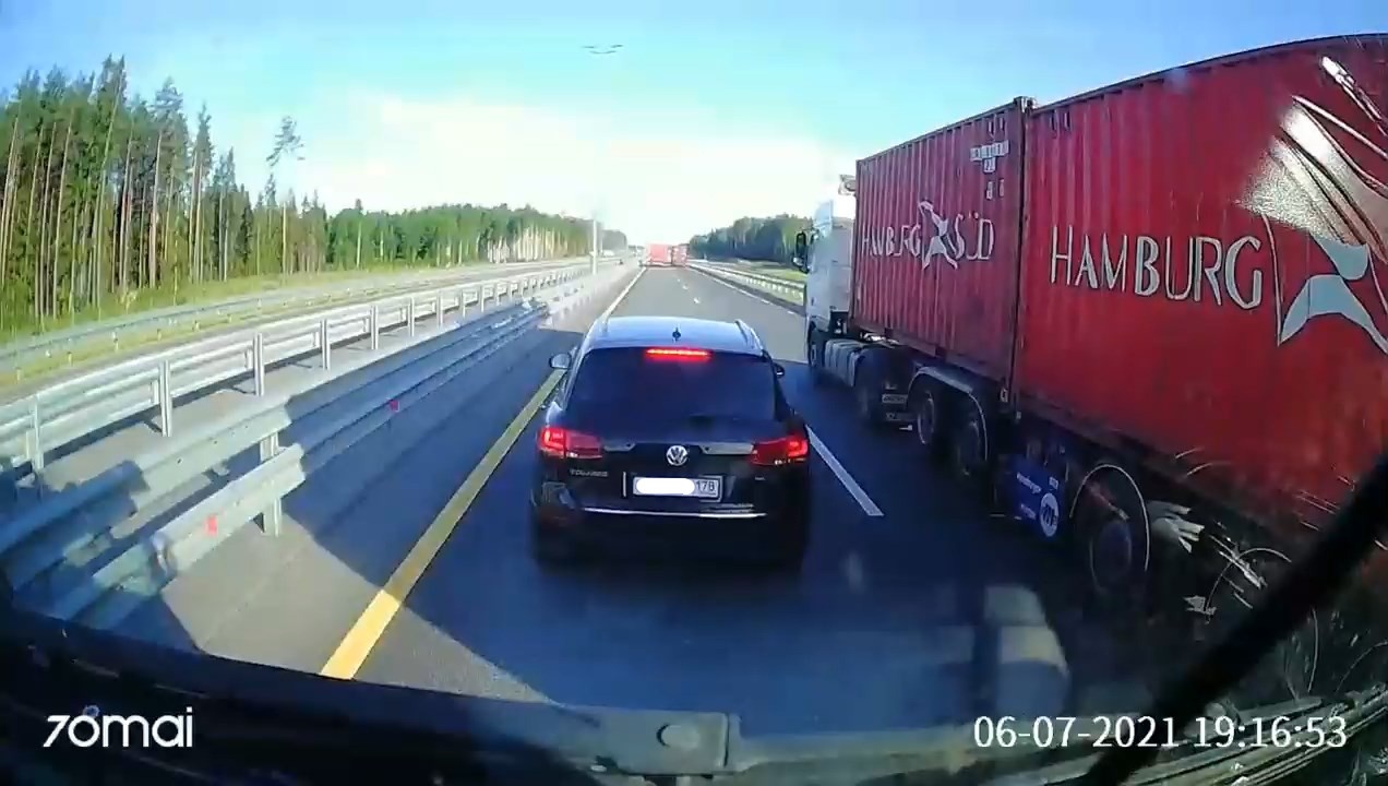 Скриншот видео из группы <a href="https://vk.com/wall-68471405_15382011" class="io-leave-page _" target="_blank">«ДТП и ЧП | Санкт-Петербург»</a>