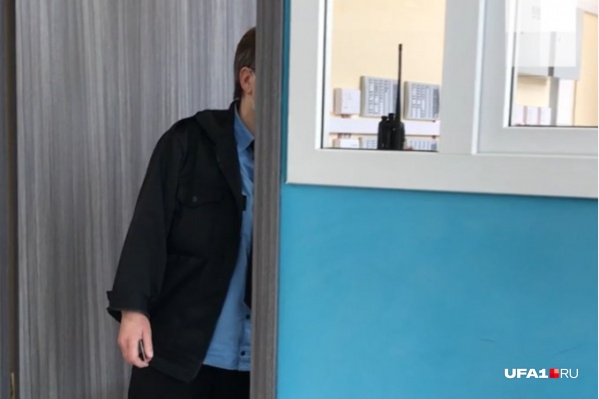 По словам специалистов, охрана в школах Башкирии оставляет желать лучшего По словам специалистов, охрана в школах Башкирии оставляет желать лучшего
