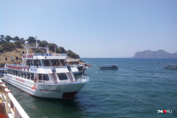 Приплыли... Чтобы покататься на кораблике на турецком курорте, семье из четырех человек автоматически придется доплатить 50–90 тысяч рублей за путевку