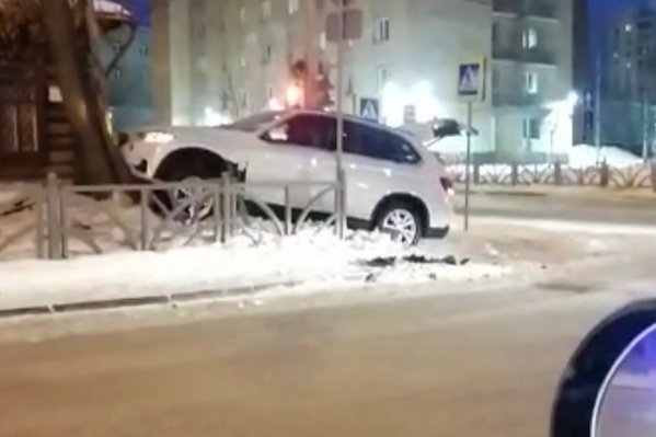 Автомобиль влетел в дерево рядом с музеем Автомобиль влетел в дерево рядом с музеем 
