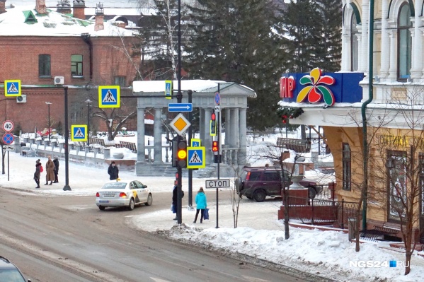 Даже в центре города на дорогах грязь, что говорить про окраины Даже в центре города на дорогах грязь, что говорить про окраины