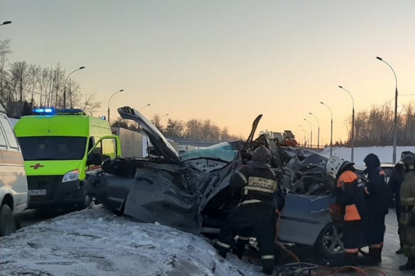 На месте аварии работают врачи, спасатели МАСС, сотрудники МЧС И ГИБДД На месте аварии работают врачи, спасатели МАСС, сотрудники МЧС И ГИБДД