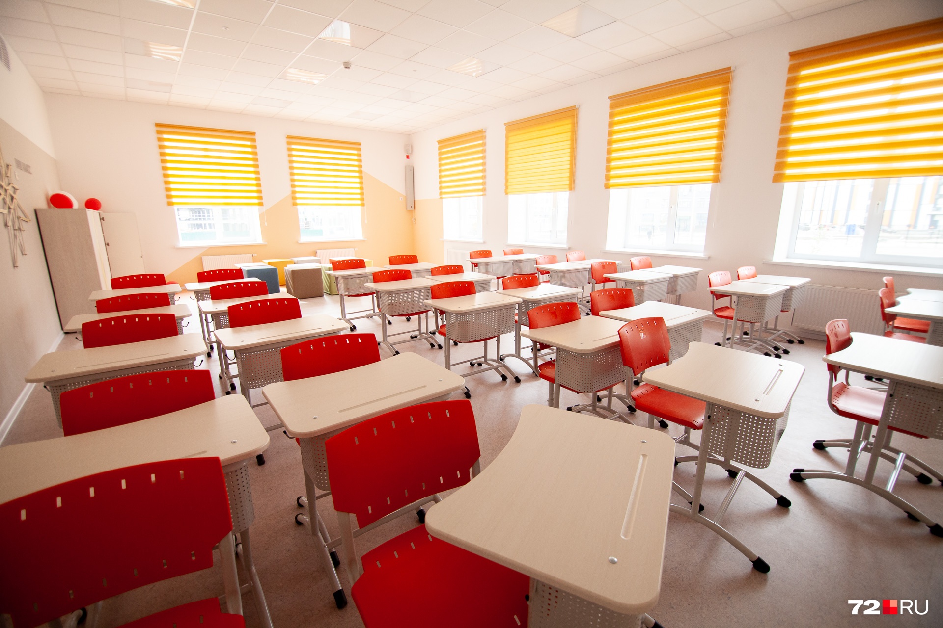 А это один из учебных кабинетов. В каждом — одноместные парты и стулья под цвет стен. Зеленые стены — зеленые стулья, желтые стены — верно, желтые стулья и так далее