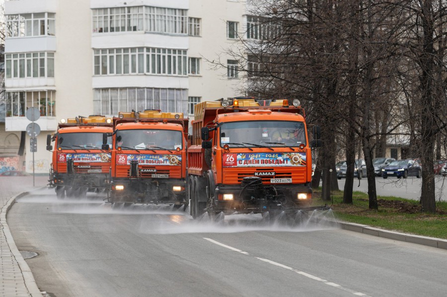 Теперь и летом: улицы Екатеринбурга начали мыть «Бионордом»
