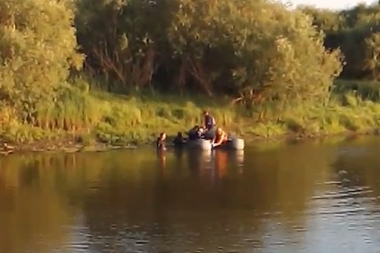Водолазы достают тело из воды Водолазы достают тело из воды