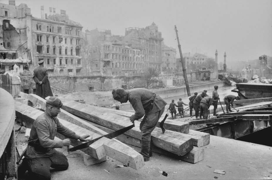 Неизвестный автор. Советские саперы восстанавливают взорванный гитлеровцами мост. Вена, Австрия, апрель 1945 г.