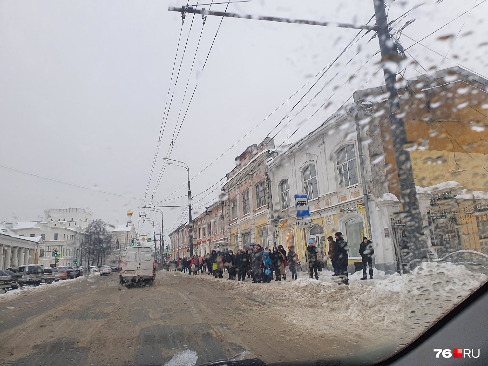 Толпа на остановке на Первомайской улице