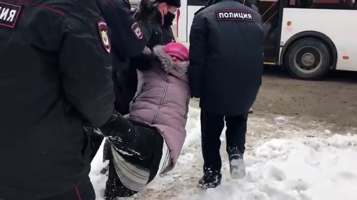 «Взяли за ноги и за руки бабушку и тащат ее по снегу»: в Уфе на протестах задержали более 30 человек
