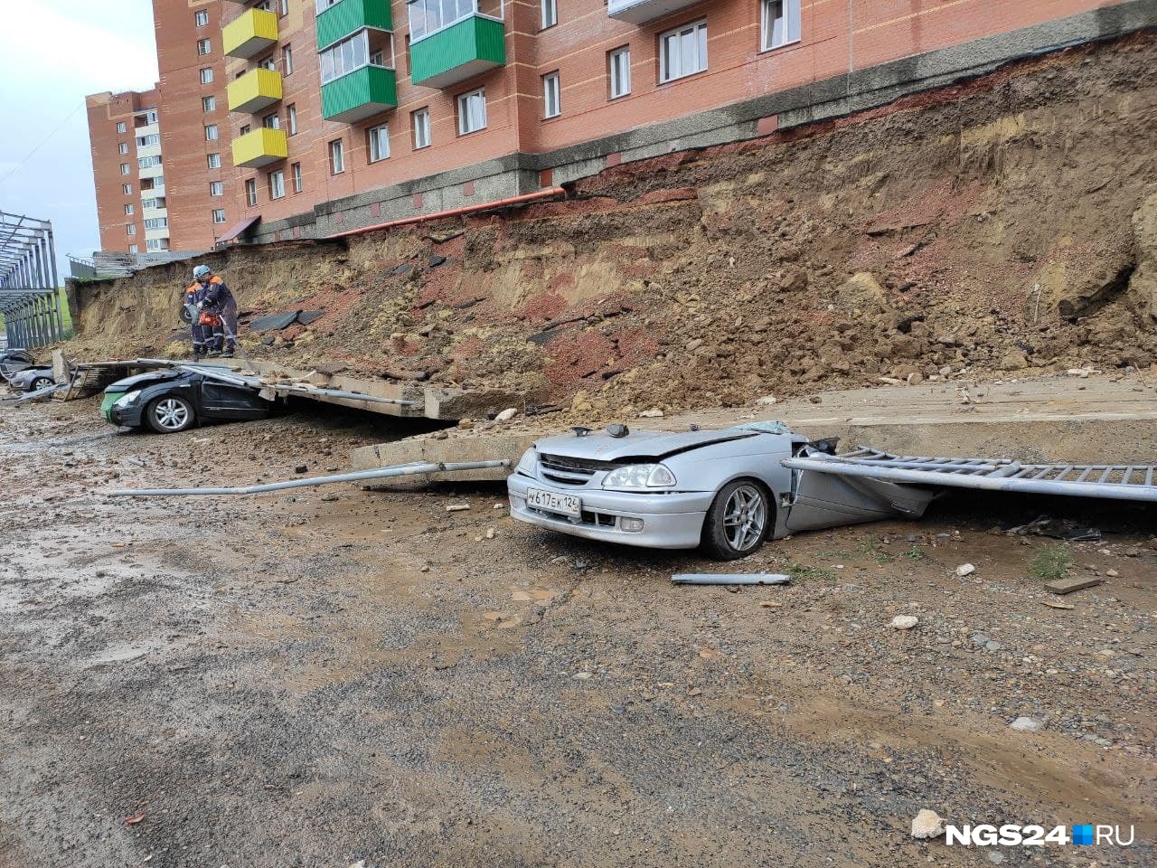 Очевидцы насчитали около пяти автомобилей под завалами Очевидцы насчитали около пяти автомобилей под завалами