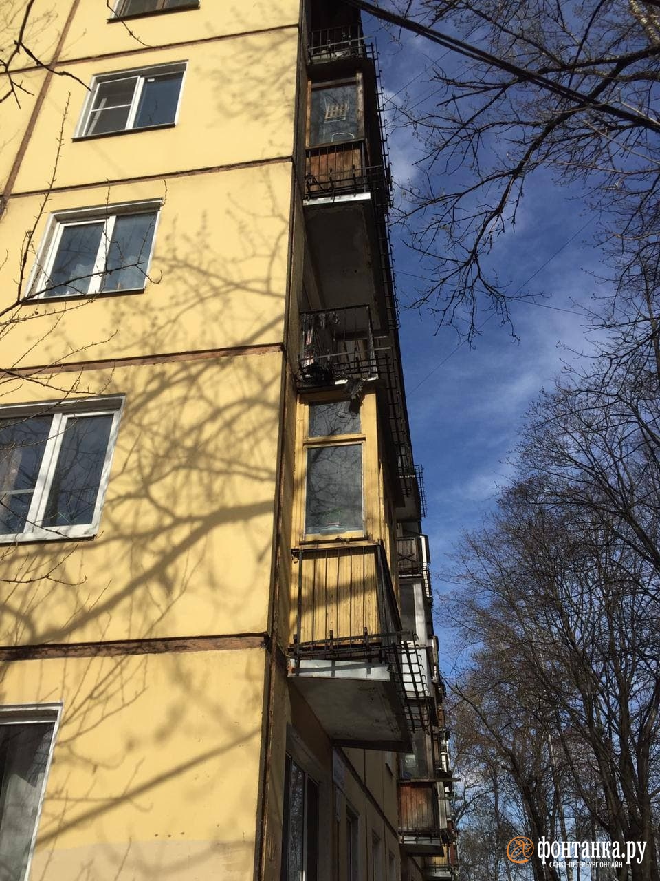 На севере Петербурга тушили три балкона. Из дома вывели четырех человек, в том числе трех детей-иностранцев