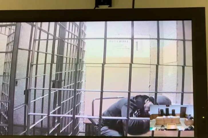 На заседании Абызов присутствовал по видеосвязи, на кадрах видно, что он лежит на столе На заседании Абызов присутствовал по видеосвязи, на кадрах видно, что он лежит на столе