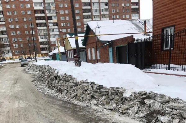 На обочине остались снежные валы, которые перегородили выезды На обочине остались снежные валы, которые перегородили выезды