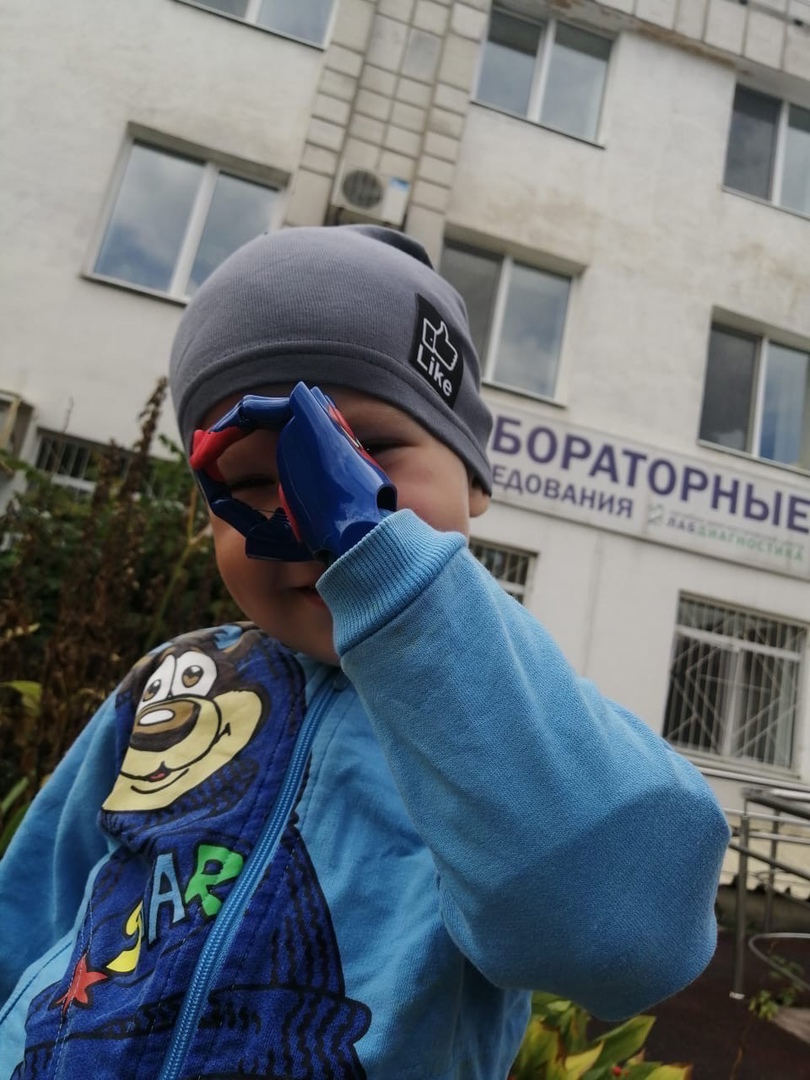 Эту фотографию мама сделала сразу после того, как Олег получил протез. Кажется, малыш остался доволен Эту фотографию мама сделала сразу после того, как Олег получил протез. Кажется, малыш остался доволен