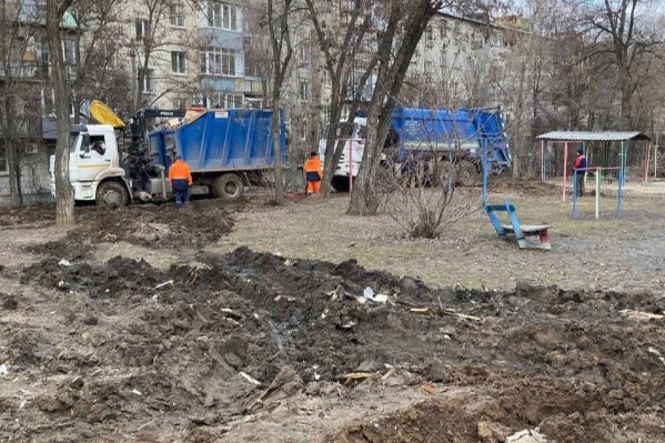 Застрявший в грязи мусоровоз приехал спасать другой КАМАЗ, который застрял там же Застрявший в грязи мусоровоз приехал спасать другой КАМАЗ, который застрял там же