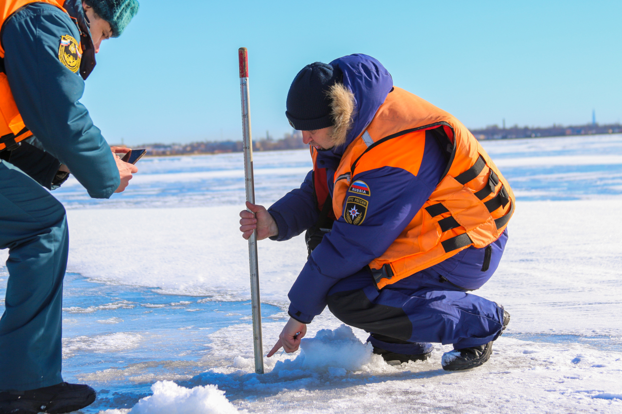 Толщина льда для катания. МЧС Онега. Измерение толщины льда. Толщина льда ГИМС. МЧС России толщина льда.