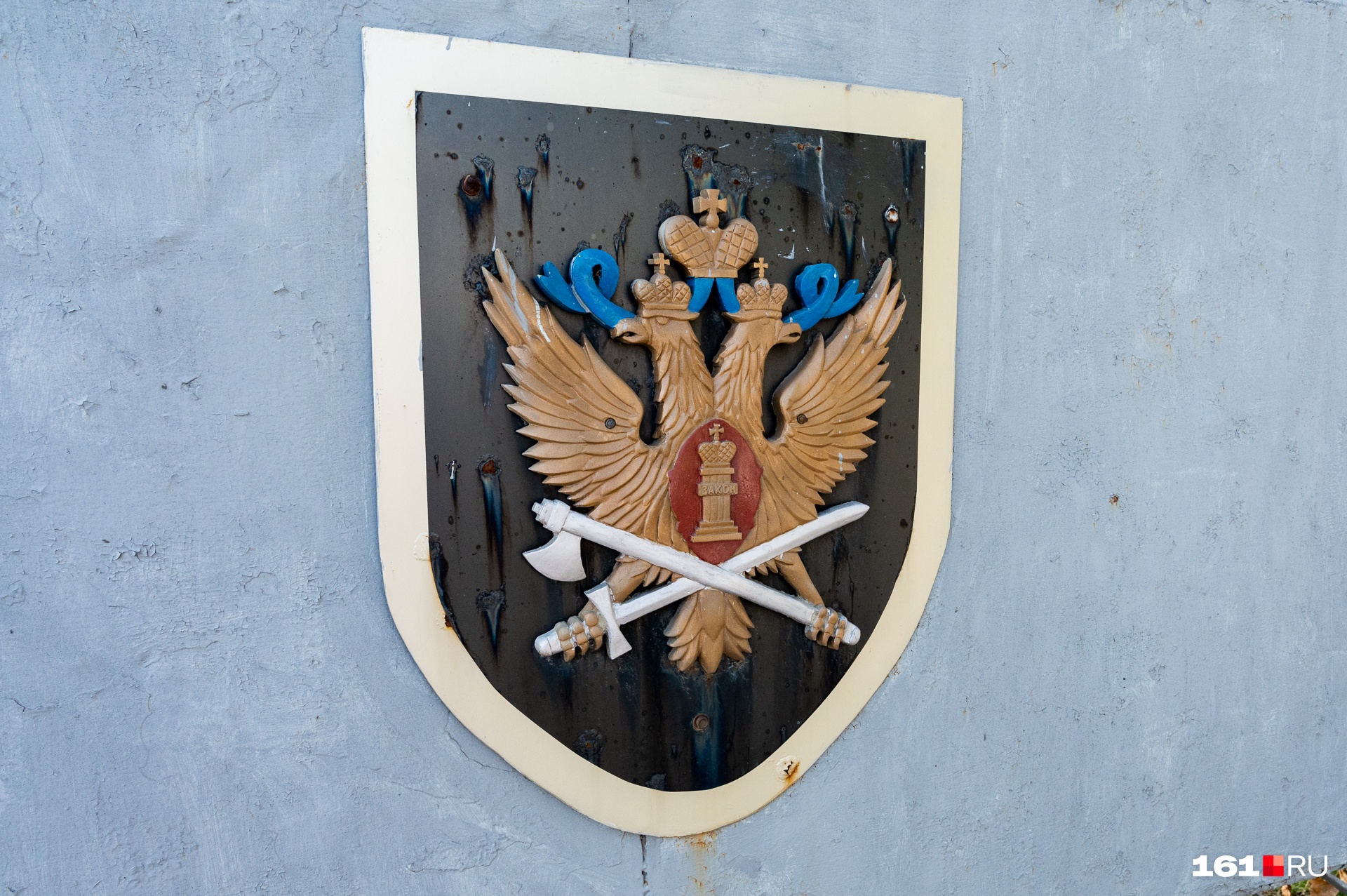 Закон запрещает связывать пациентов без консультации психиатра и без постоянного медицинского наблюдения Закон запрещает связывать пациентов без консультации психиатра и без постоянного медицинского наблюдения