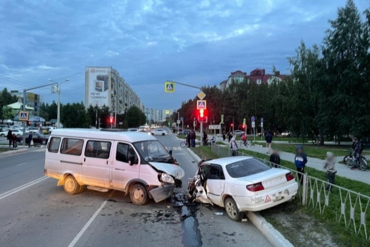 Две машины получили повреждения в результате ДТП в Нижневартовске Две машины получили повреждения в результате ДТП в Нижневартовске