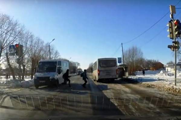 Пешеходы оказались быстрее маршрутки Пешеходы оказались быстрее маршрутки