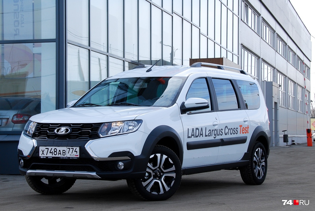 Фары от второго поколения Renault Logan и оформление передка в стиле Lada Vesta хорошо слились с дизайном «Ларгуса» Фары от второго поколения Renault Logan и оформление передка в стиле Lada Vesta хорошо слились с дизайном «Ларгуса»