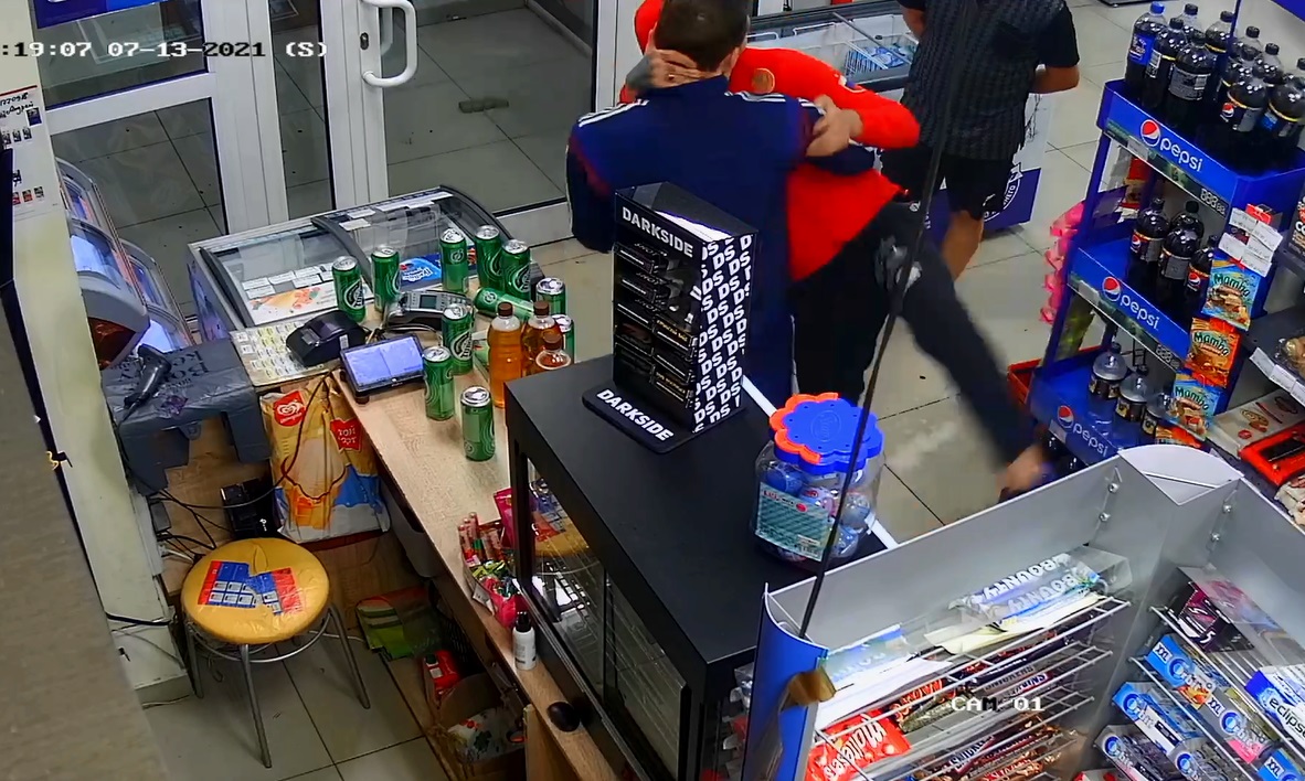 В Екатеринбурге парни устроили погром в магазине из-за банок пива: видео