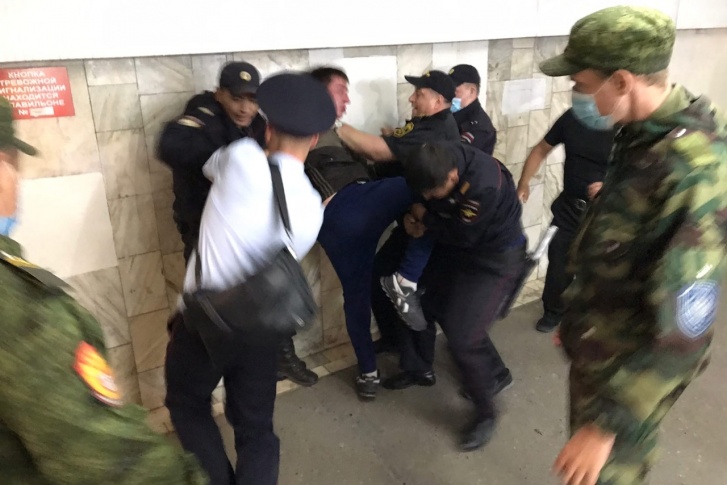 Полицейским пришлось применить силу, чтобы задержать дебошира Полицейским пришлось применить силу, чтобы задержать дебошира