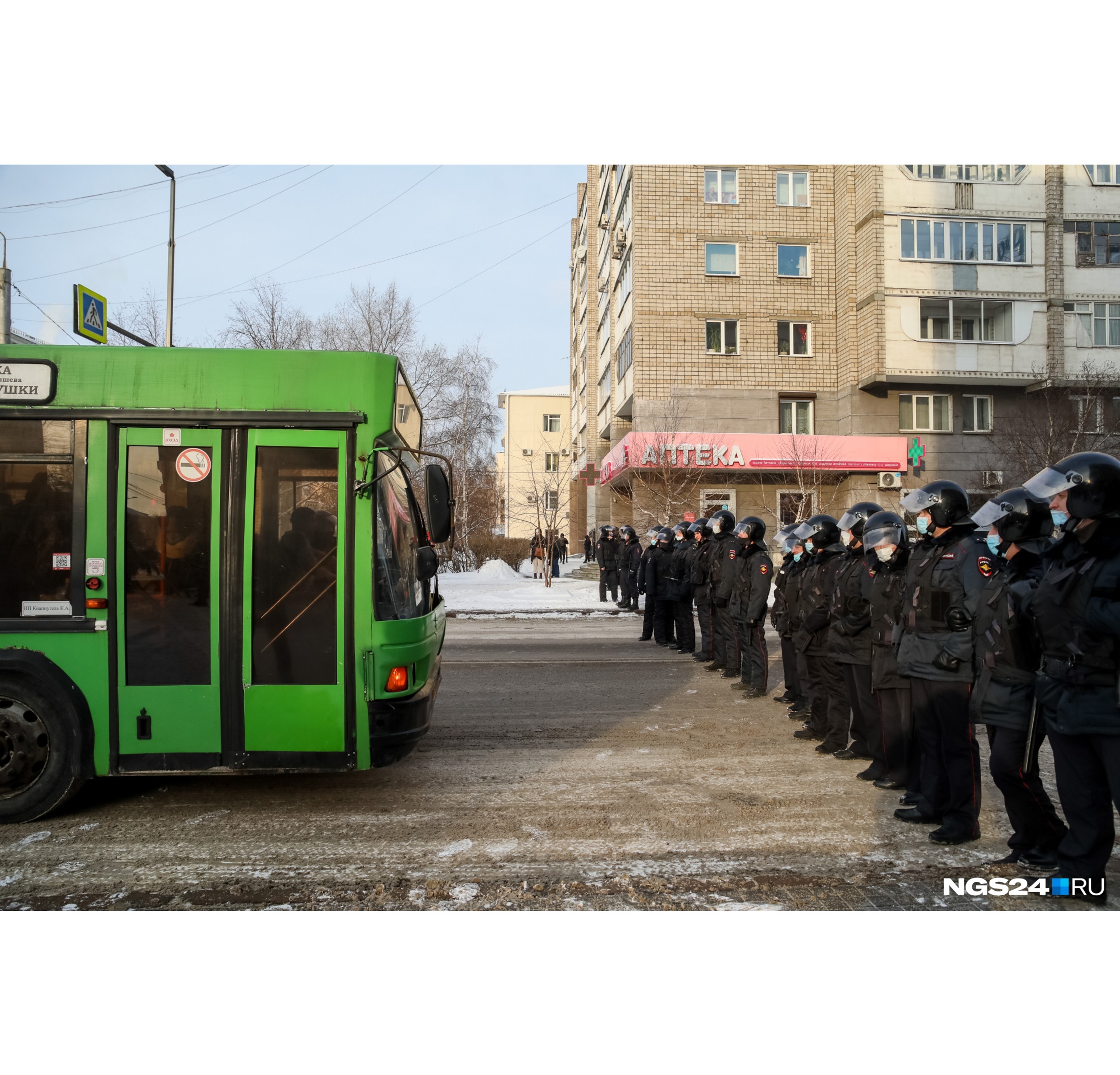 Когда протест не удалось сдержать в кольце, полиция передислоцировалась, перекрыв выезд на Мира Когда протест не удалось сдержать в кольце, полиция передислоцировалась, перекрыв выезд на Мира