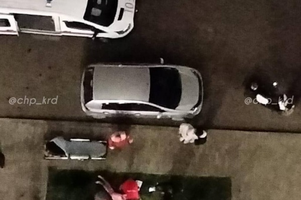 К упавшей женщине приехала скорая помощь К упавшей женщине приехала скорая помощь