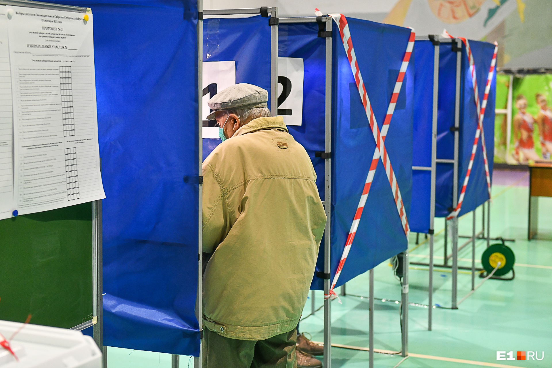 Уральским пенсионерам раздали карточки в «Пятерочку», которые обещали вручить на выборах