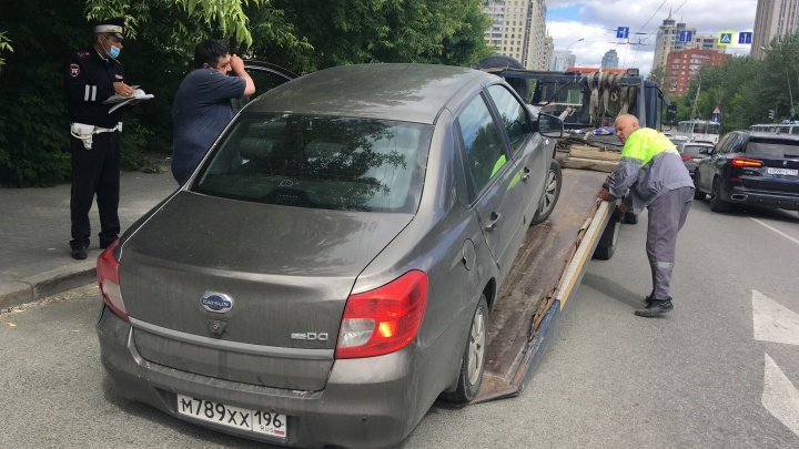 В Екатеринбурге с помощью мобильников задержали водителей, которые набрали по 100 штрафов