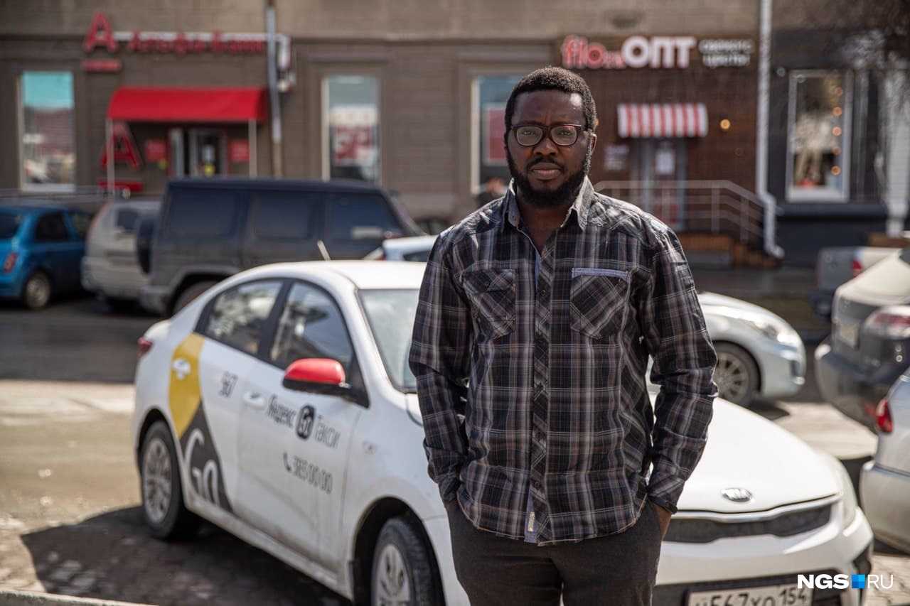 Состоятельный бизнесмен сбежал из родной Нигерии, где у него был личный водитель, чтобы таксовать в Сибири