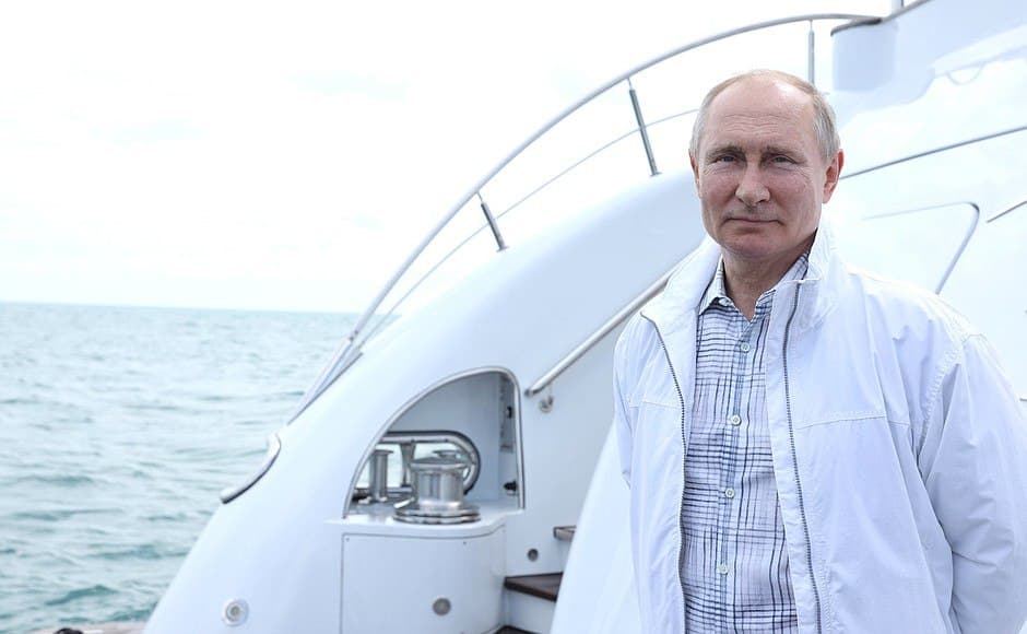 Путин и Лукашенко купаться не стали, но покатались на яхте и посмотрели на дельфинов