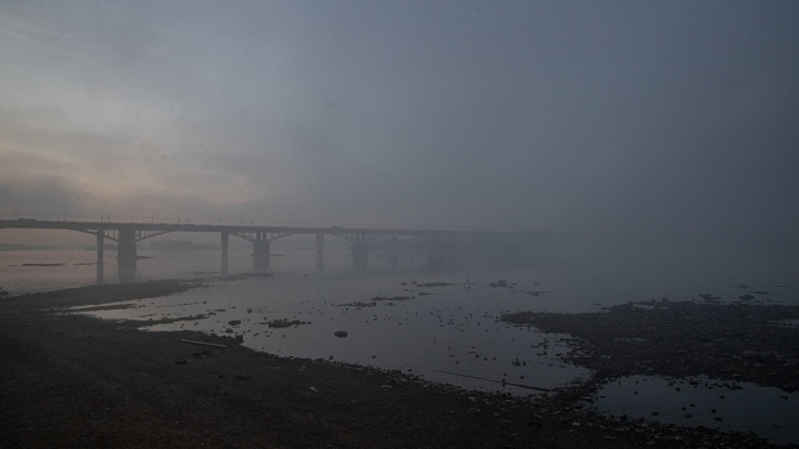 Новосибирск накрыл сильный туман — воздух загрязнен, дышать трудно (смотрите мистические кадры)