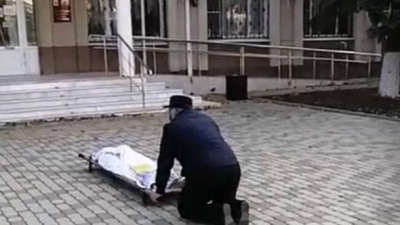 В Тимашевске тело пенсионерки принесли к зданию администрации из-за конфликта с судмедэкспертизой
