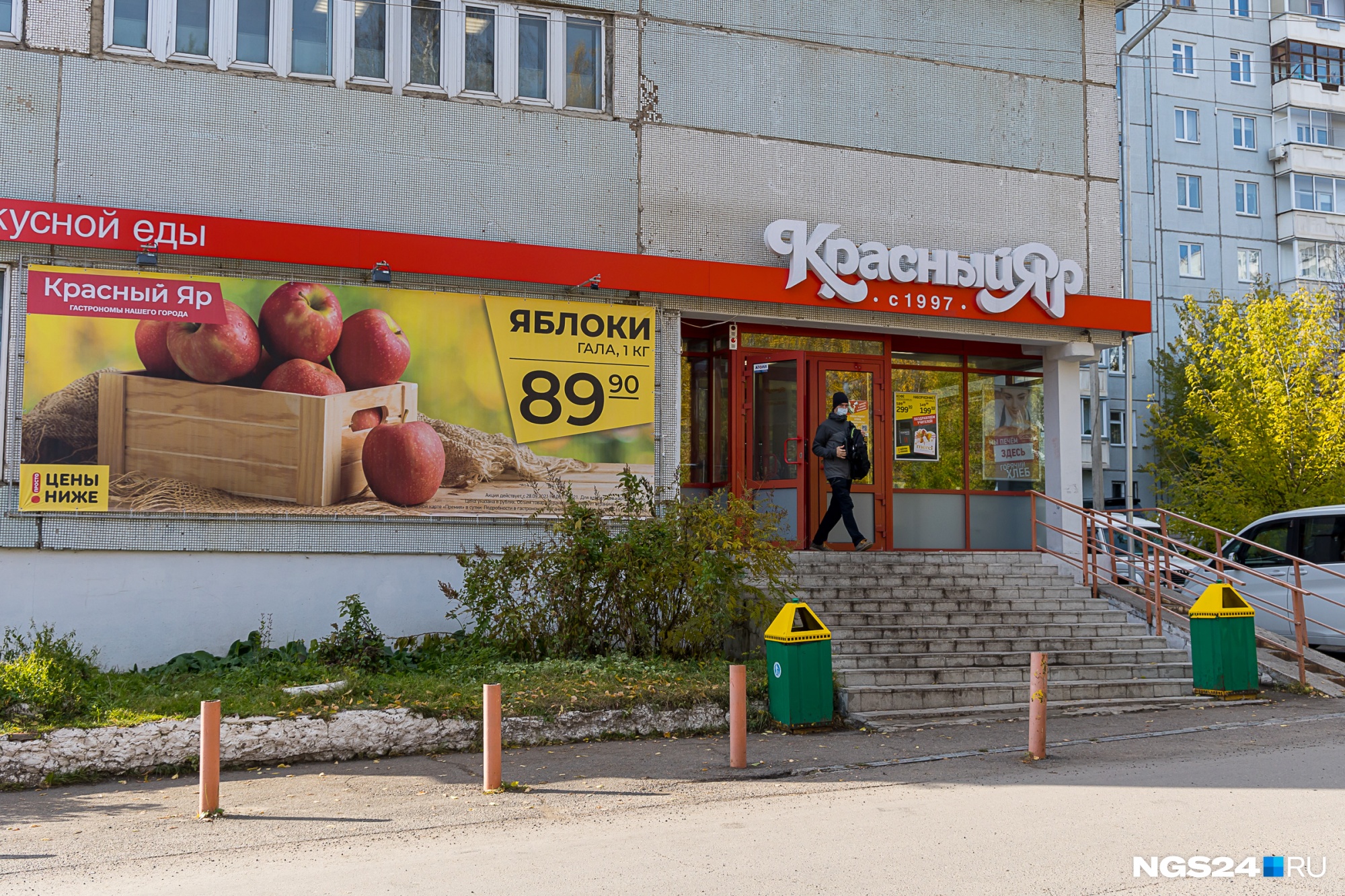 За большими покупками из Академгородка придется ехать в другие районы города — здесь есть только продуктовые магазины