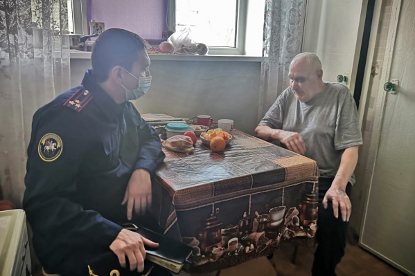 Следователь общается с ветераном Следователь общается с ветераном