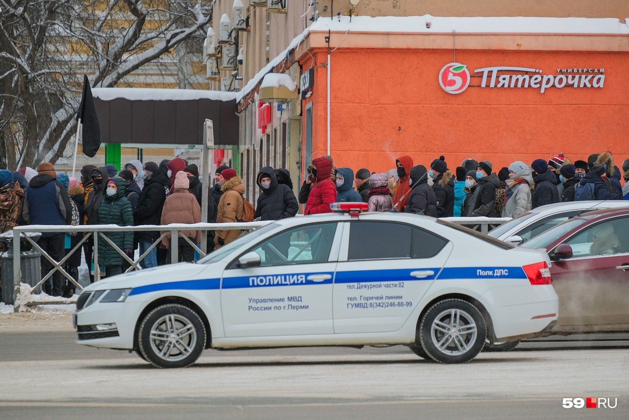 Сегодня на улицах было немного больше машин полиции, чем обычно Сегодня на улицах было немного больше машин полиции, чем обычно