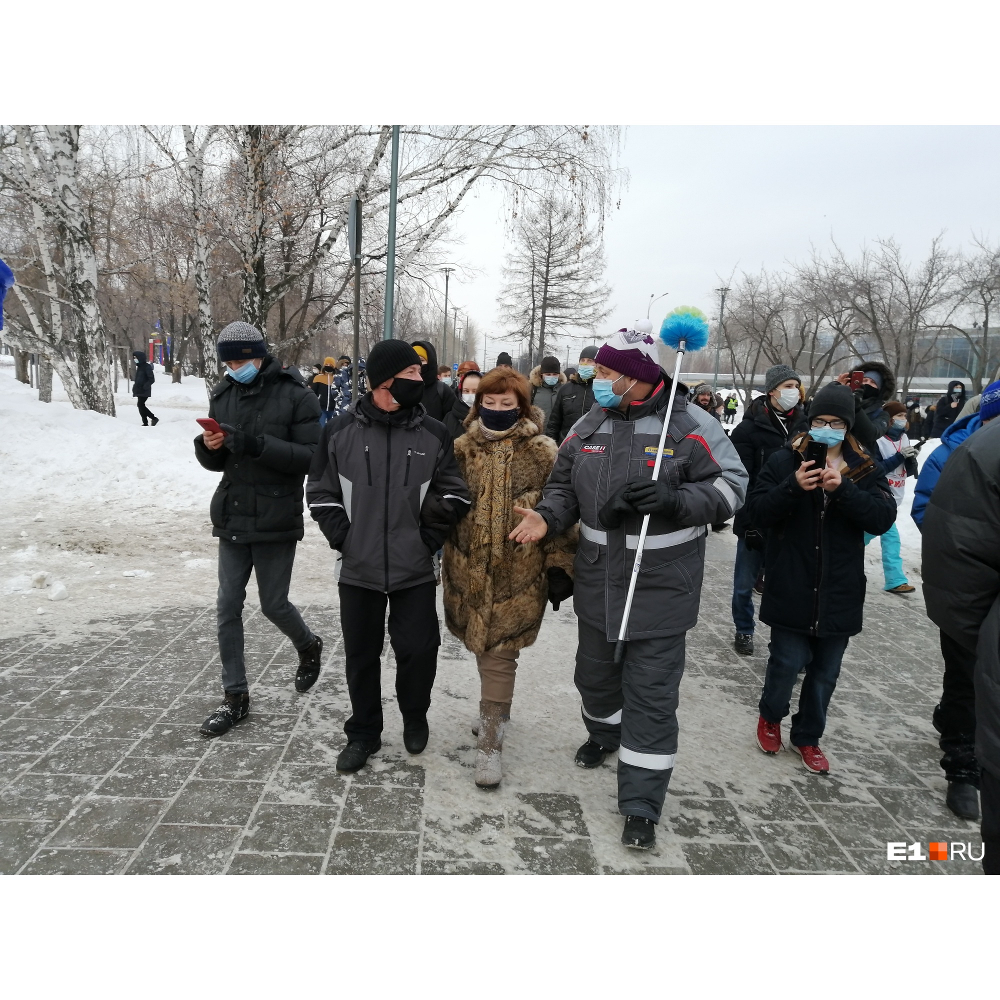 Мужчина с разноцветным ершиком привлекал внимание журналистов Мужчина с разноцветным ершиком привлекал внимание журналистов