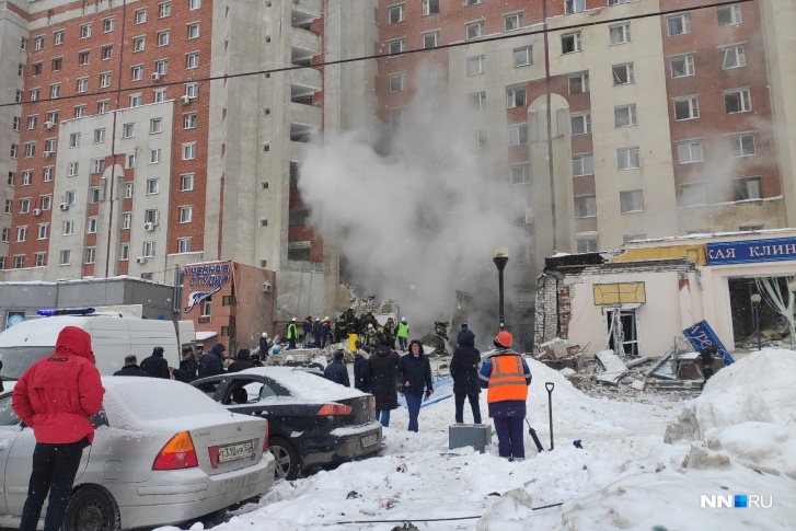 Сейчас жильцов экстренно эвакуировали, дом полностью обесточен Сейчас жильцов экстренно эвакуировали, дом полностью обесточен