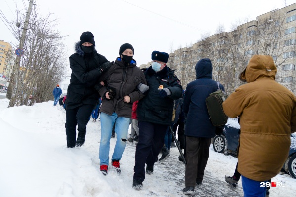 По ходу шествия полиция задерживала участников По ходу шествия полиция задерживала участников 