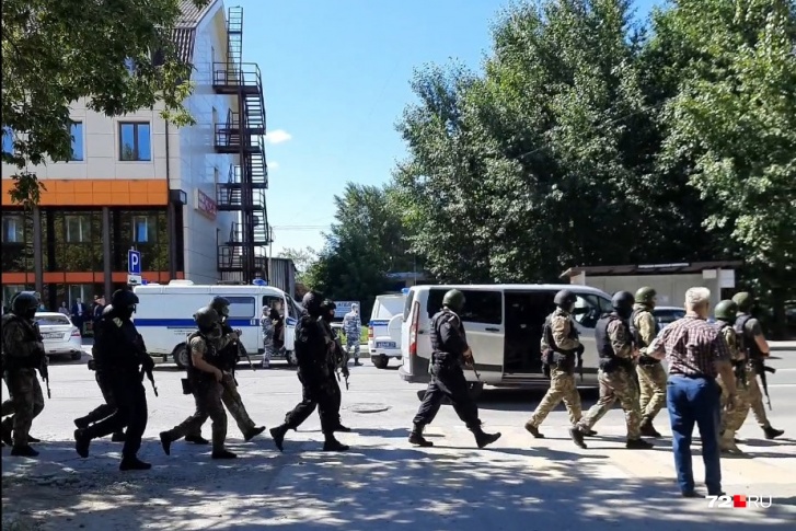 Возле отделения банка стоят спецтехника и вооруженные силовики Возле отделения банка стоят спецтехника и вооруженные силовики