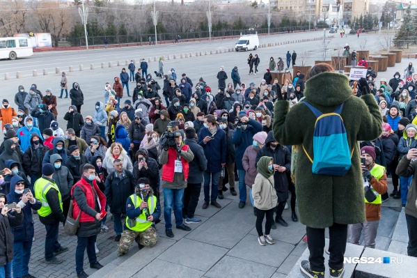 К концу митинга Елена решила прервать общее молчание на акции К концу митинга Елена решила прервать общее молчание на акции