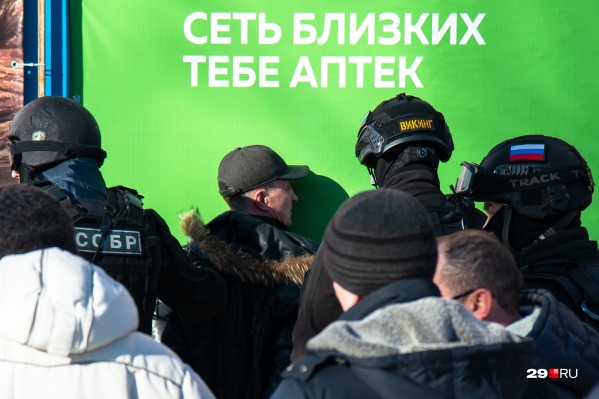 Это кадр с задержания Колодешникова, который в итоге сдался сотрудникам Росгвардии. Девушка не пострадала, больше снимков <a href="https://29.ru/text/incidents/2021/03/11/69807248/" target="_blank" class="_">смотрите здесь</a> Это кадр с задержания Колодешникова, который в итоге сдался сотрудникам Росгвардии. Девушка не пострадала, больше снимков <a href="https://29.ru/text/incidents/2021/03/11/69807248/" target="_blank" class="_">смотрите здесь</a>