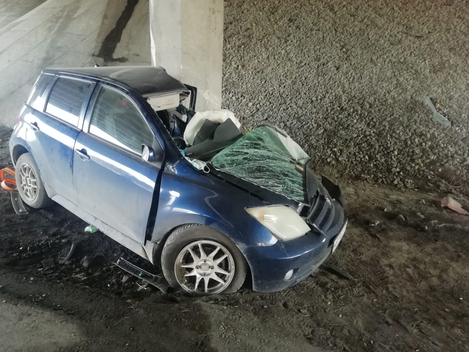 В Екатеринбурге автомобилистка врезалась в опору моста. Она погибла, ее двухлетнюю дочку увезли на скорой